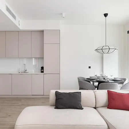 아파트 2-bedroom With Gym In Towarowa Towers Near Metro Rondo Daszynskiego 바르샤바