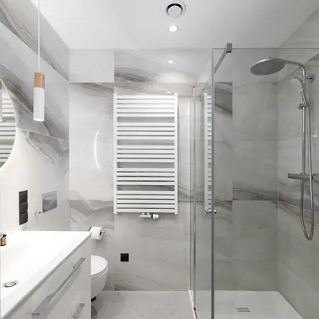 2-bedroom With Gym In Towarowa Towers Near Metro Rondo Daszynskiego