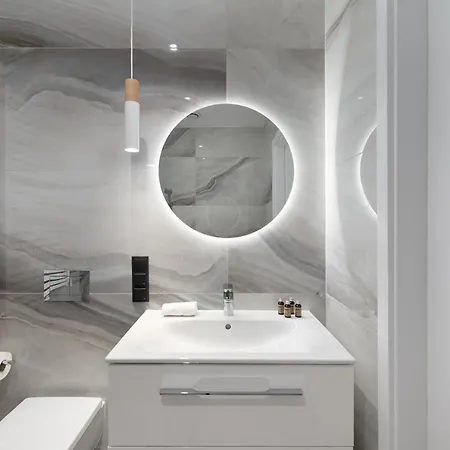 2-bedroom With Gym In Towarowa Towers Near Metro Rondo Daszynskiego * 바르샤바