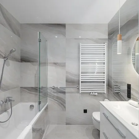 2-bedroom With Gym In Towarowa Towers Near Metro Rondo Daszynskiego *